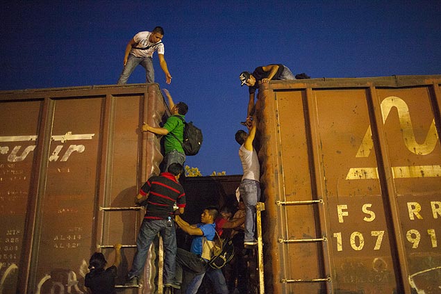 Migrantes sobem em um trem no Mxico a caminho dos EUA; cresce movimento de centro-americanos que atravessam o Mxico