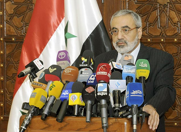 Ministro da Informação sírio, Omram al Zoubi, em entrevista coletiva; ele diz que Israel provocará guerra regional