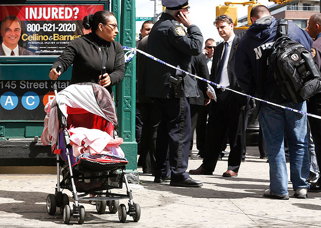 Policiais interditam estao de metr em Nova York durante busca por adolescente 