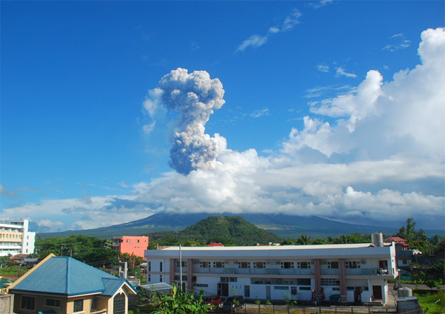 Vulco Mayon, nas Filipinas, expele coluna de fumaa e cinzas aps registrar exploso; ao menos cinco pessoas morreram