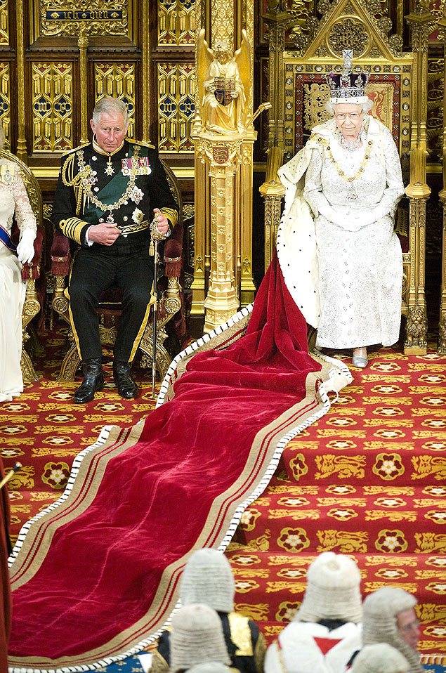 Elizabeth 2, rainha da Inglaterra, fala ao Parlamento, em Londres, ao lado do filho, o prncipe Charles
