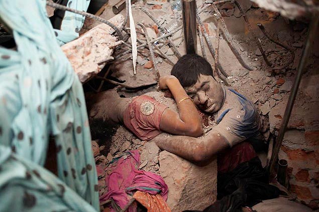 Casal  encontrado abraado entre restos de prdio desabado em Bangladesh; foto causou comoo em redes sociais