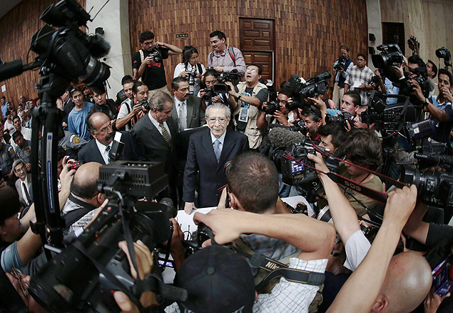 Ex-ditador da Guatemala, Efrain Ros Montt (ao centro), chega ao tribunal para o anncio de sua sentena