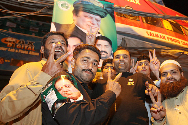 Apoiadores do ex-premi Nawaz Sharif, que deve ser anunicado como vencedor das eleies no Paquisto