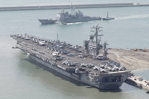 O porta-avies americano USS Nimitz na chega  Coreia do Sul para exerccio militar 