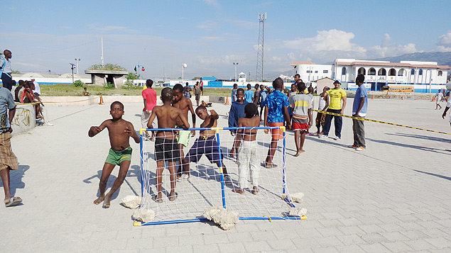 Meninos jogam bola em praa de Cit Soleil, em Porto Prncipe (Haiti), durante ao cvico-social organizada por militares brasileiros
