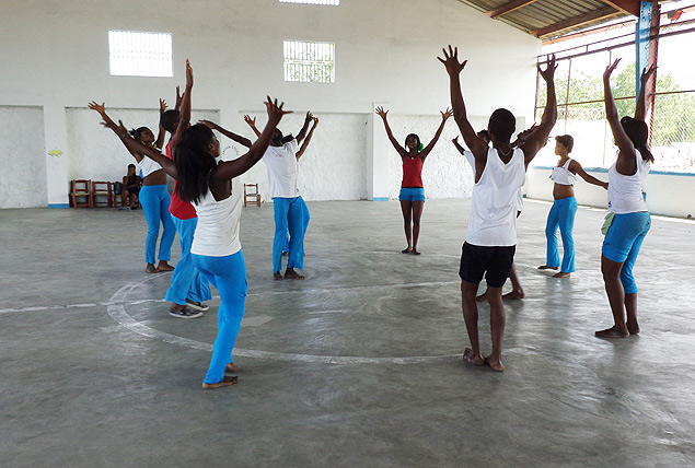 Grupo de dana Aochan Crole durante ensaio no Kay Nou, espao do Viva Rio no bairro de Bel Air, em Porto Prncipe (Haiti)