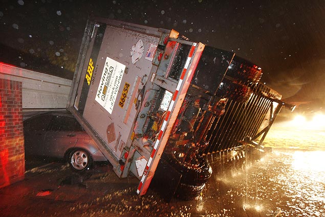 Caminhão cai sobre carro em rua de Cleburne, uma das cidades afetadas por tornado que deixou seis mortos no Texas