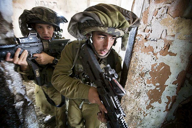 Militar israelense, usando o 'mitznefet', participa de um exerccio na colinas do Gol