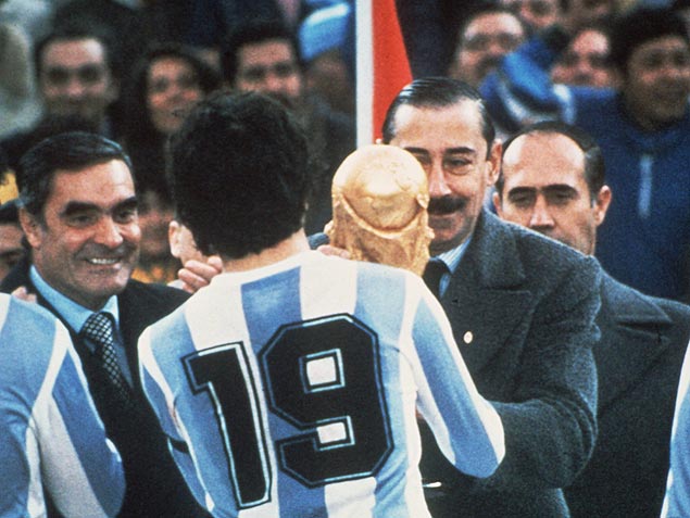 O ditador Jorge Rafael Videla entrega a taa da Copa de 78 para Daniel Passarella, em Buenos Aires 