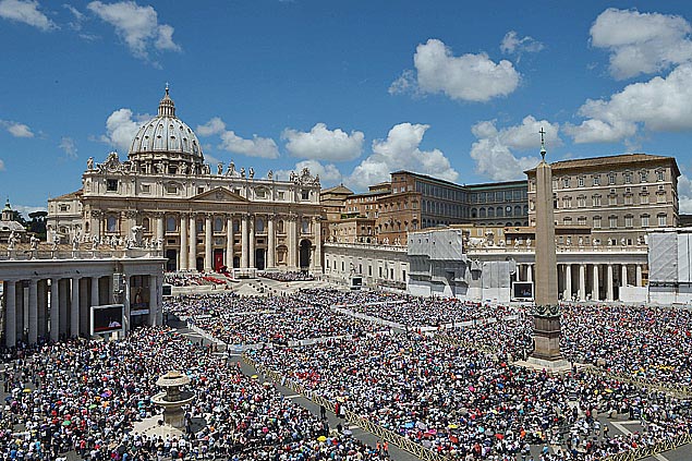 Fiéis comparecem à praça de São Pedro, em Roma, para a celebração de Pentecostes
