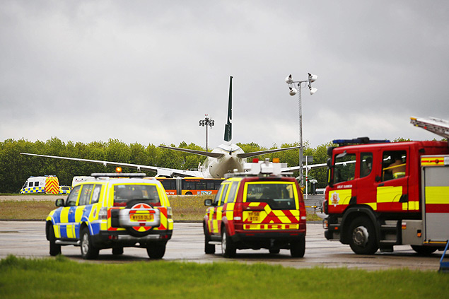 Carros de bombeiros e da polcia cercando o avio da Pakistan Airlines que foi desviado para o aeroporto de Stanted