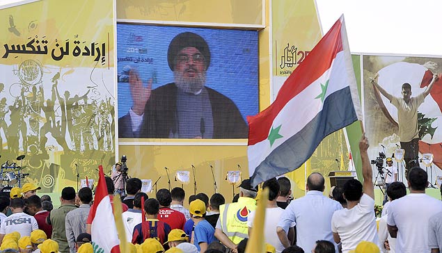 Simpatizantes do Hizbullah ouvem discurso de lder Hassan Nasrallah, em Mashghara