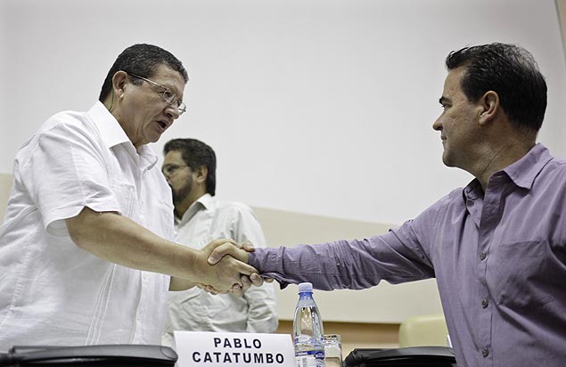 O negociador das Farc Pablo Catatumbo ( esq.) cumprimenta o negociador do governo colombiano Frank Pearl, em Havana