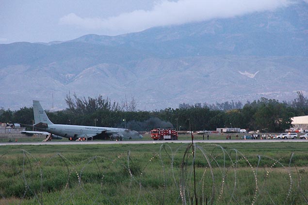 O avio modelo Boeing 707, de matrcula KC-137, pousou de barriga aps um problema em uma das turbinas, em Porto Prncipe (Haiti)