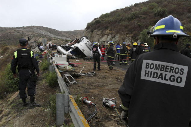 Equipes e resgate trabalham no local onde acidente de nibus deixou ao menos 16 pessoas mortas no Mxico
