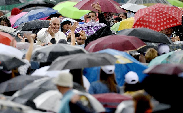 Papa Francisco acena para fiis catlicos em passagem antes da audincia geral, que nesta quarta aconteceu sob chuva