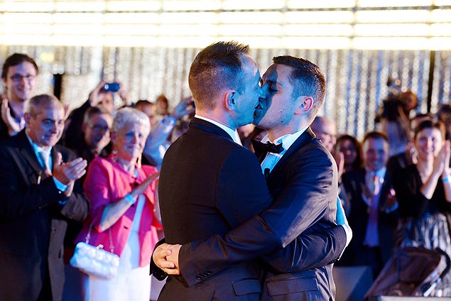 Sob Forte Polêmica França Realiza Primeiro Casamento Gay Mundoemcena