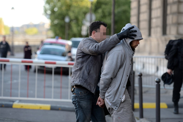 Suspeito de atacar militar francs em ^metr de Paris  conduzido  sede da polcia, na capital francesa 