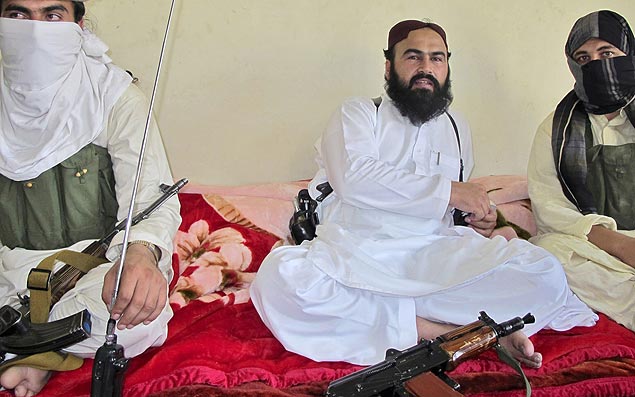 Nmero dois do Taleban paquistans,Wali-ur Rehman, concede entrevista ao lado de outros militantes em julho de 2011