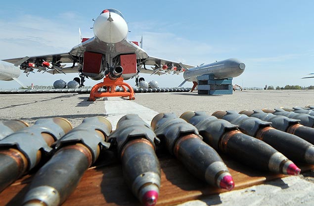 Fotografia de 24 de abril de 2012 mostra jato MiG-29 da Rússia e munição, no aeródromo de Vasylkiv