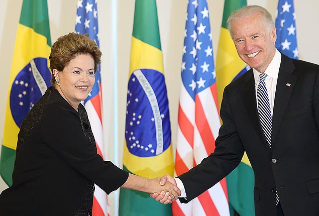 O vice dos EUA, Joe Biden, cumprimenta a presidente Dilma Rousseff durante visita ao Palcio do Planalto, em Braslia