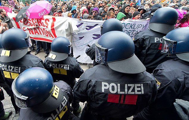 Manifestantes do movimento Blockupy so cercados pela polcia durante protesto em Frankfurt