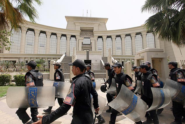 Tropa de choque da polcia egpcia se posiciona em frente ao prdio da Suprema Corte