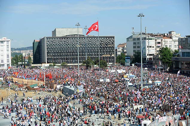 Manifestantes se concentram na praa Taksim, no centro de Istambul, no sbado (1)