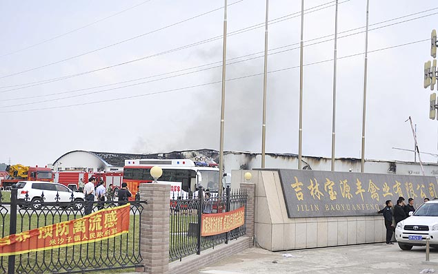 Fumaça sai de matadouro de aves em Dehui, na China; funcionários dizem que fogo foi provocado por vazamento de amônia 