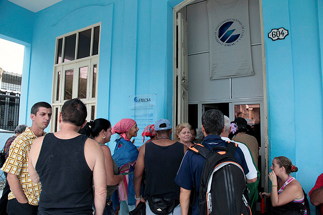 Cubanos fazem fila em frente a um dos 118 pontos de acesso  internet