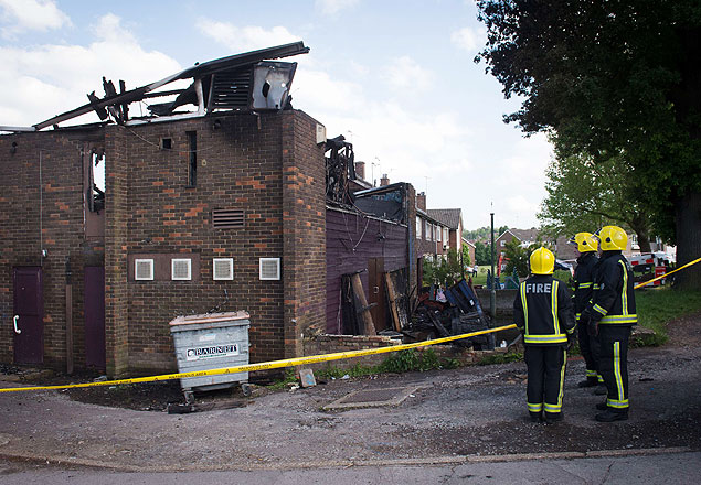 Bombeiros observam dano causado por incndio em centro islmico, ao norte de Londres