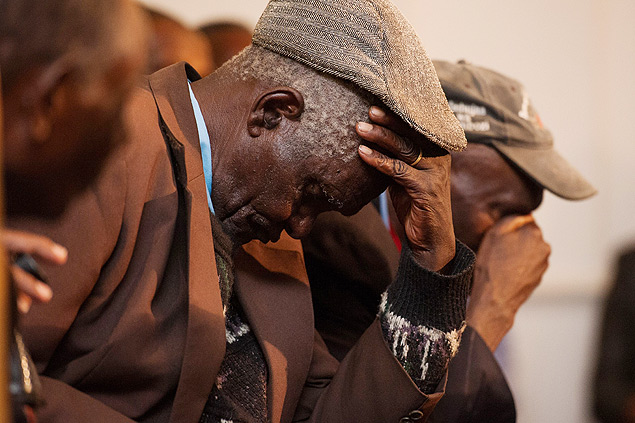 Veteranos de revolta no Qunia choram durante entrevista