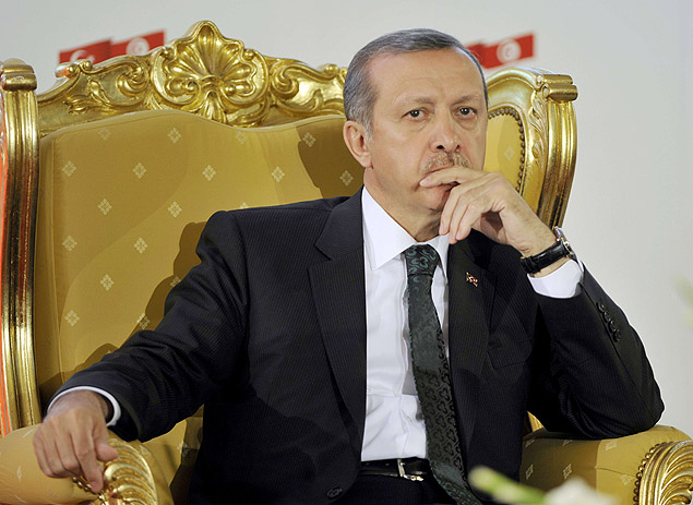 Recep Tayyip Erdogan (foto), em cerimnia em Tnis; premi atacou a oposio turca e rede social Twitter, que classificou como "ameaa  sociedade"
