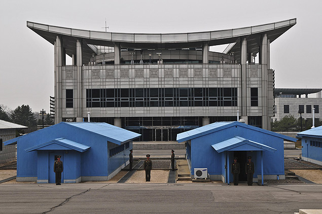 Militares vigiam prdio de segurana de Panmunjon; local abrigar retomada de negociaes entre Coreias do Sul e do Norte