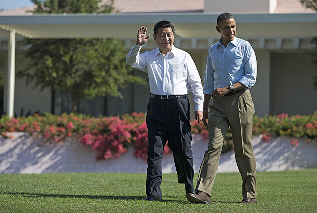 President Barack Obama, right, walks with Chinese President Xi Jinping at the Annenberg Retreat at Sunnylands on Saturday, June 8, 2013, in Rancho Mirage, Calif. Obama and Xi are wrapping up a two-day summit at which they tackled the contentious issue of cybersecurity and tried to forge closer ties between the leaders of the world's largest economies. (AP Photo/Evan Vucci) ORG XMIT: CAEV106
