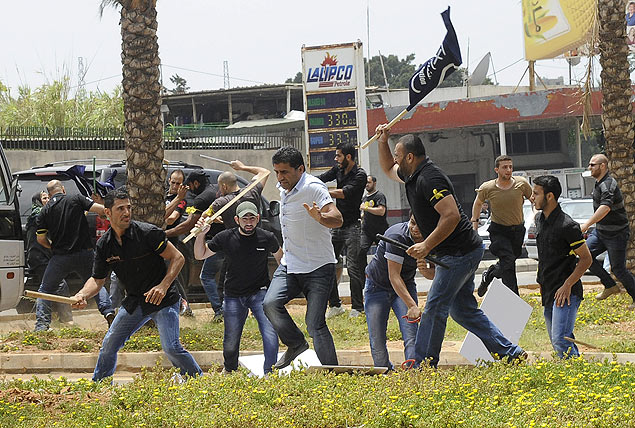 Seguranas da embaixada do Ir agridem manifestante de partido libans pr-rebeldes srios em protesto neste domingo