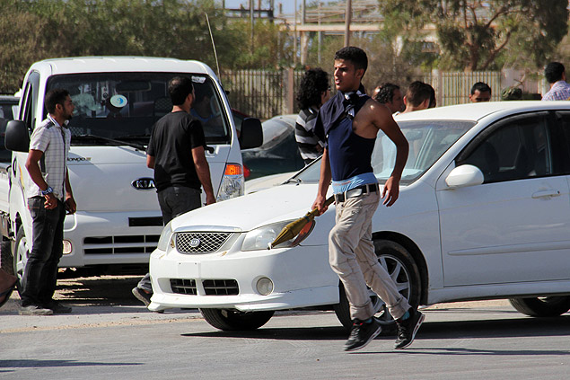 Manifestante líbio segura lançador de granadas durante protestos contra milícias em Benghazi, no sábado