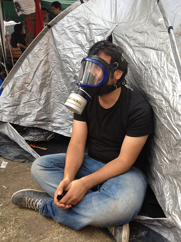 Manifestante Dayut, que est acampado no parque Gezi, em Istambul (Turquia)
