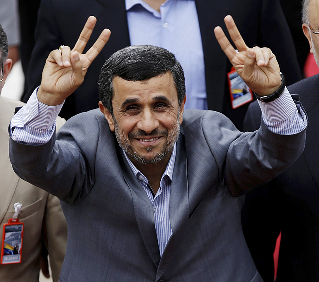 Ahmadinejad, na posse de Nicolás Maduro, em Caracas; se despede da Presidência do Irã após causar crise histórica