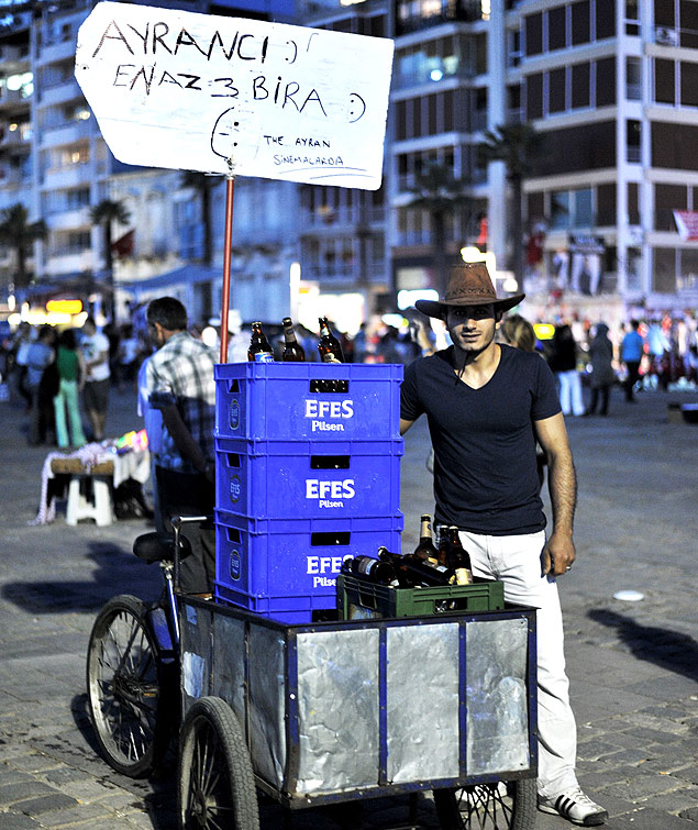 Vendedor ambulante de bebidas, em Izmir, na Turquia