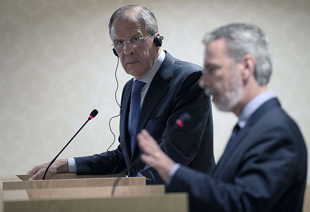 Chanceler russo, Sergei Lavrov, ouve o ministro brasileiro Antonio Patriota durante entrevista no Rio, na tera