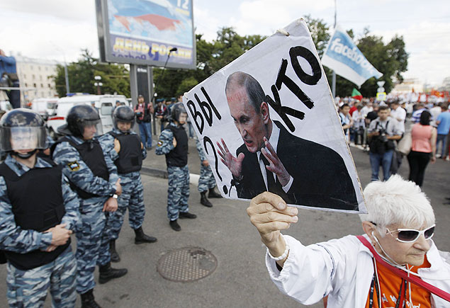 Opositores russos levam cartazes contra Putin em protesto pela liberao de rivais do presidente em Moscou, nesta quarta