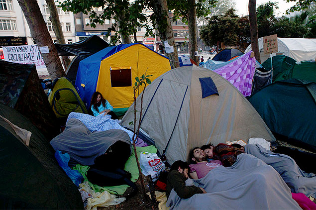 O parque Gezi, ao lado da praa Taksim, ficou cheio de barracas de ativistas; os protestos comearam no final de maio