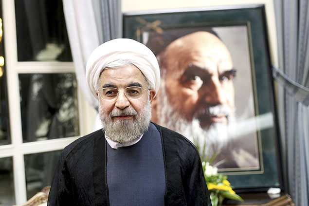 O presidente eleito do Irã, Hasan Rowhani, em frente a retrato do líder revolucionário Aiatolá Khomeini