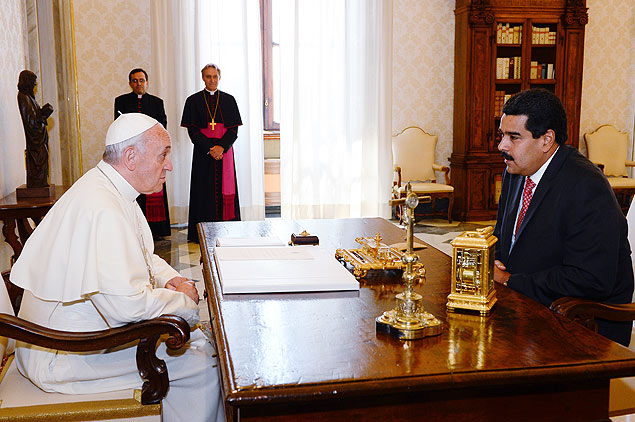 Papa Francisco conversa com Nicols Maduro durante audincia privada na biblioteca do Palcio Apostlico, nesta segunda