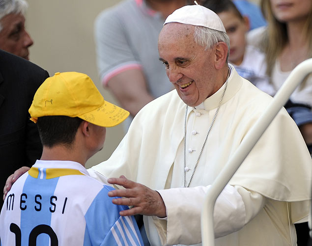 Papa Francisco deixa adolescente com deficiência mental subir no papamóvel, em audiência geral no Vaticano, nesta quarta