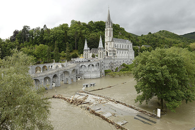 Santurio de Lourdes, na Frana, cuja parte baixa est inundada devido ao aumento do nvel do rio Gave de Pau