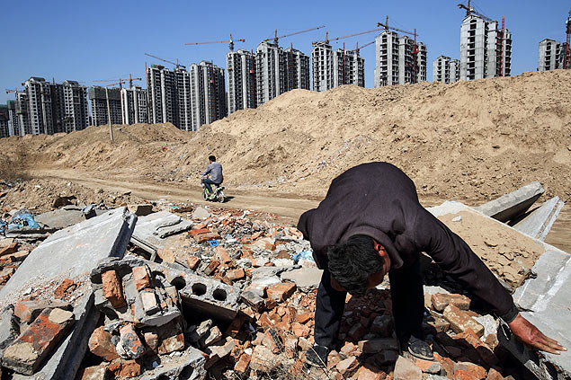 Os desafios de aumentar a população urbana na China incluem construir escolas e indenizar desalojados, como Li Ruído (acima)