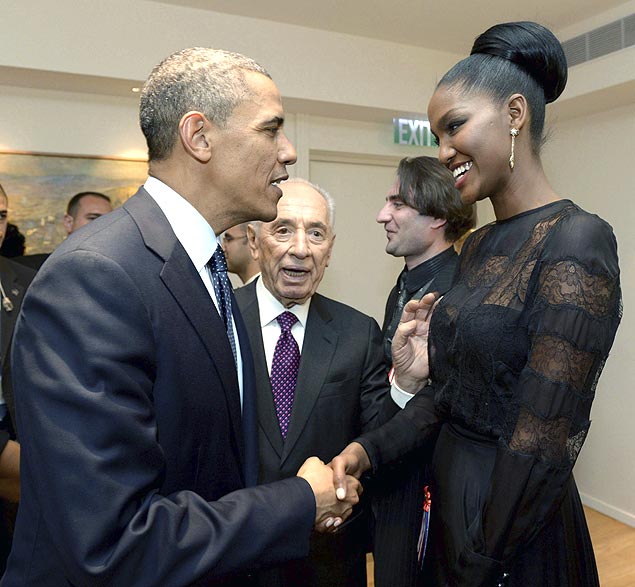 Yityish Aynaw encontra Barack Obama e Shimon Peres (centro) em março, pouco depois de ser coroada Miss Israel